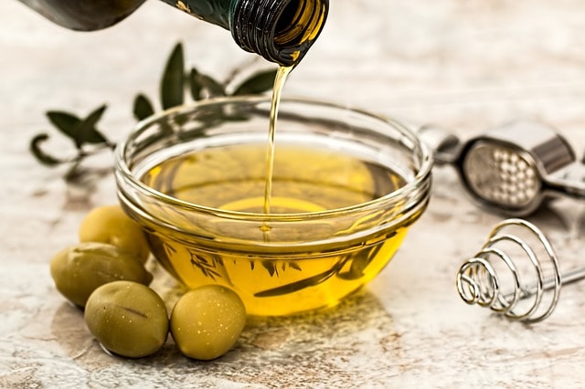 Full of heart-friendly mono unsaturated fats, olive oil also gives us antioxidants and contains oleocanthal,