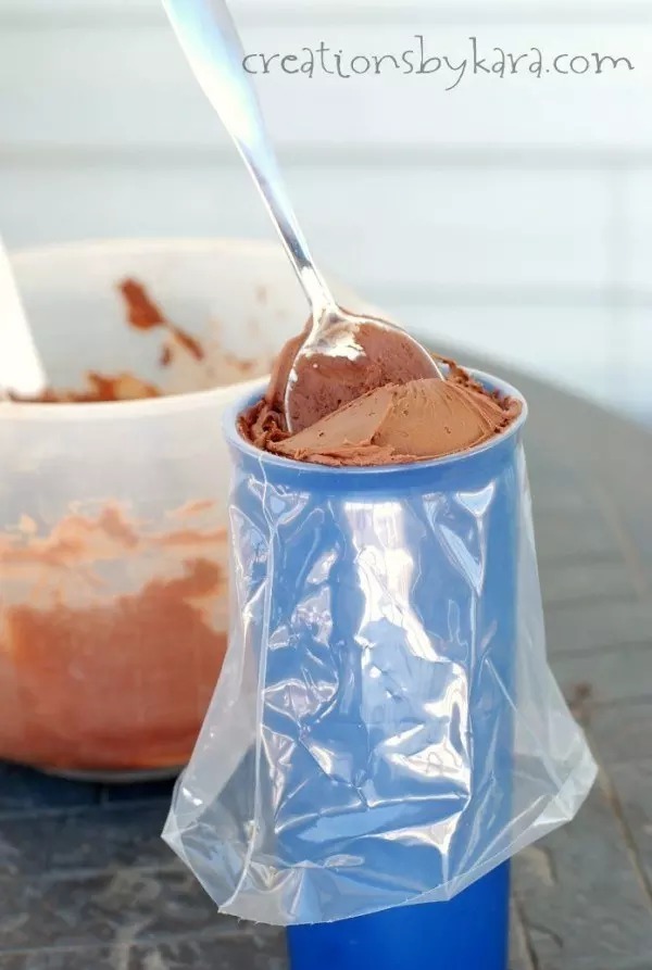 Fill up your frosting bag easier by folding it over a cup