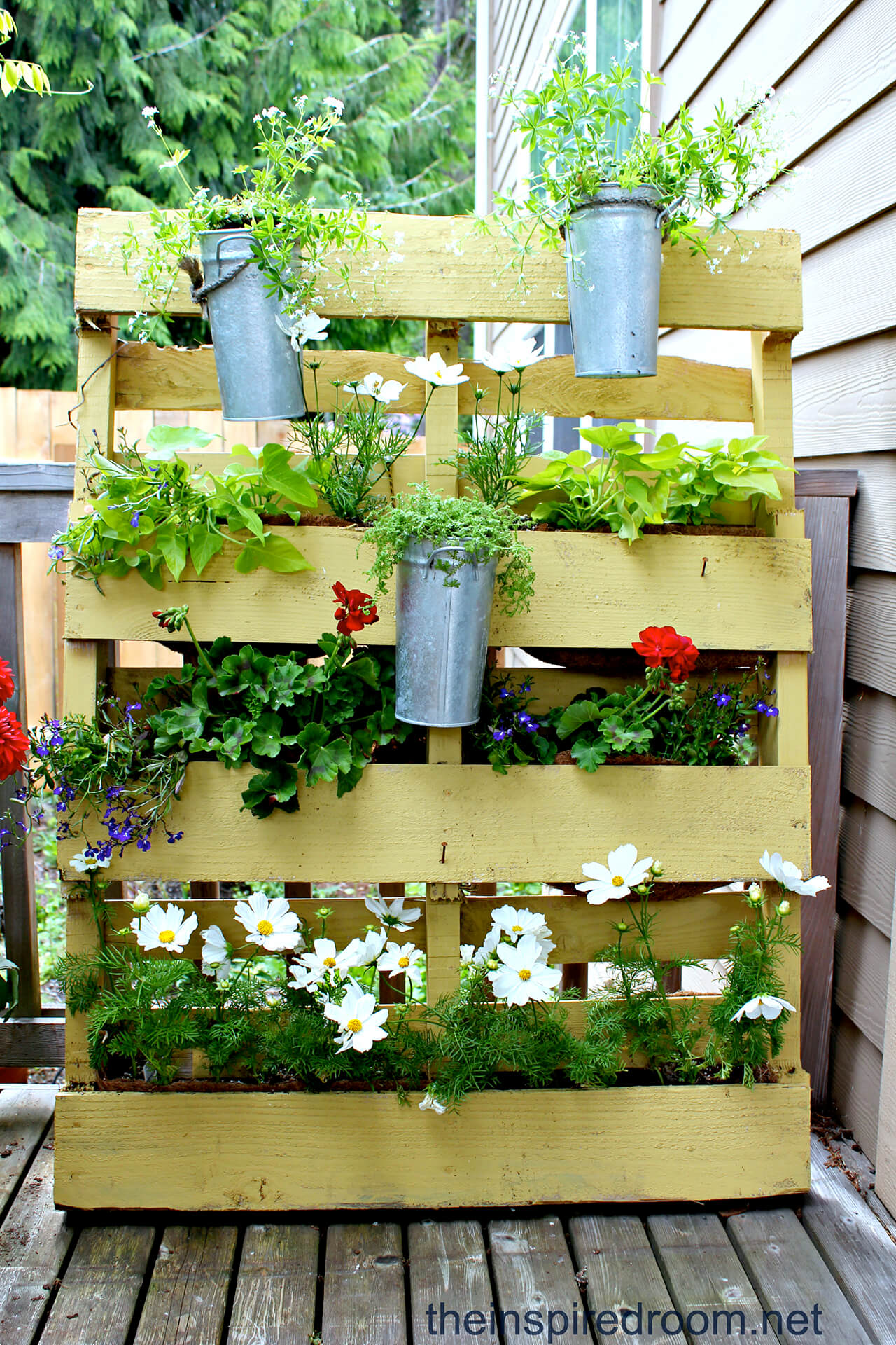 Take Pallet Gardening Vertical With This Simple Design