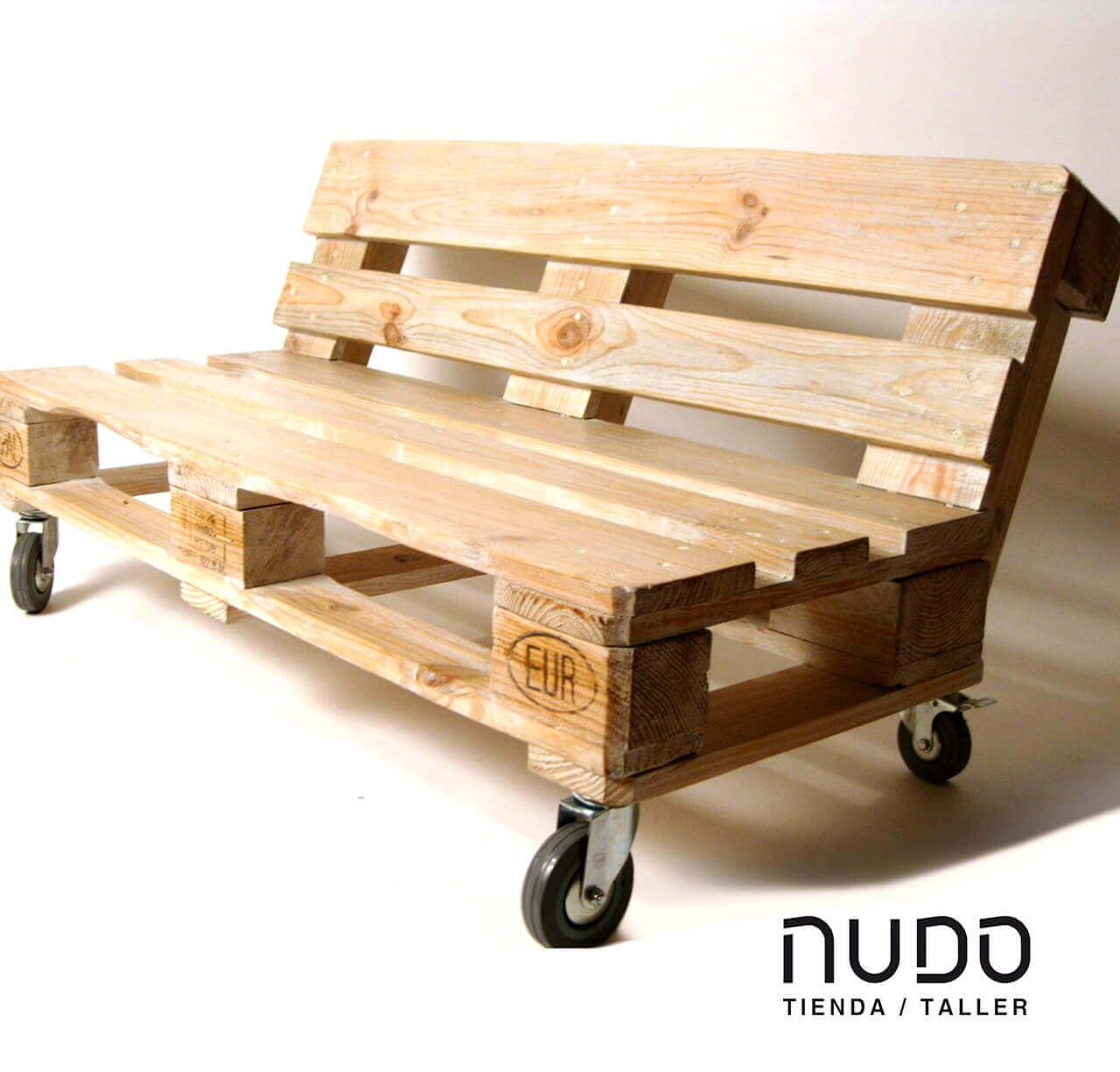 Outdoor Pallet Furniture Ideas with Wheels for Moving