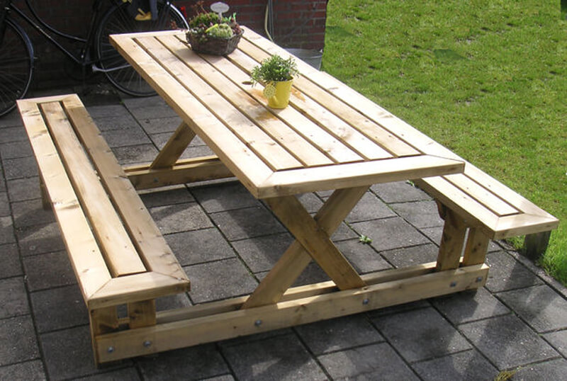 DIY Outdoor Furniture Projects: DIY Lincoln Lawn Table