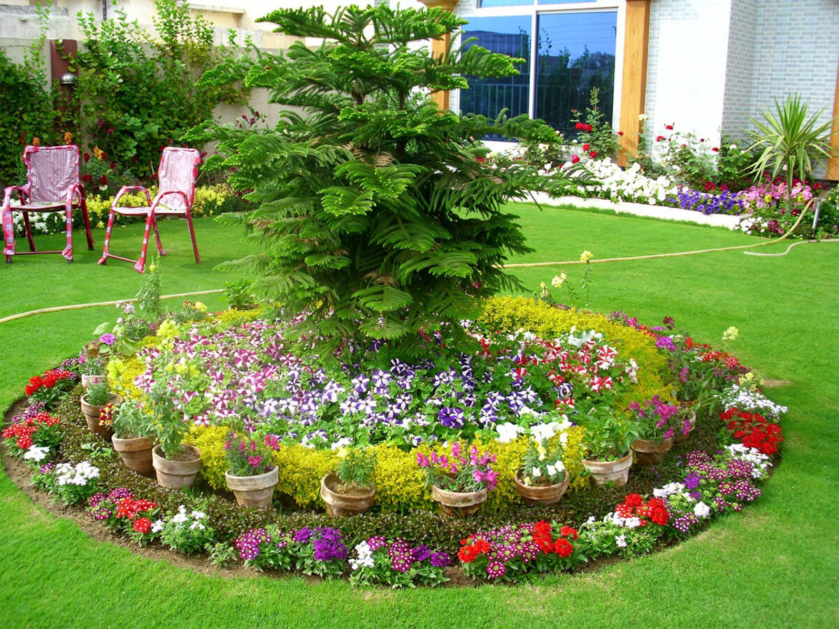 Flower Bed Ideas: Round Flower Bed with Pots