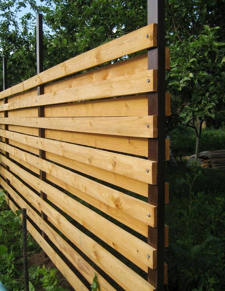 DIY Fence Ideas: Horizontal Plank Fence with Metal Posts