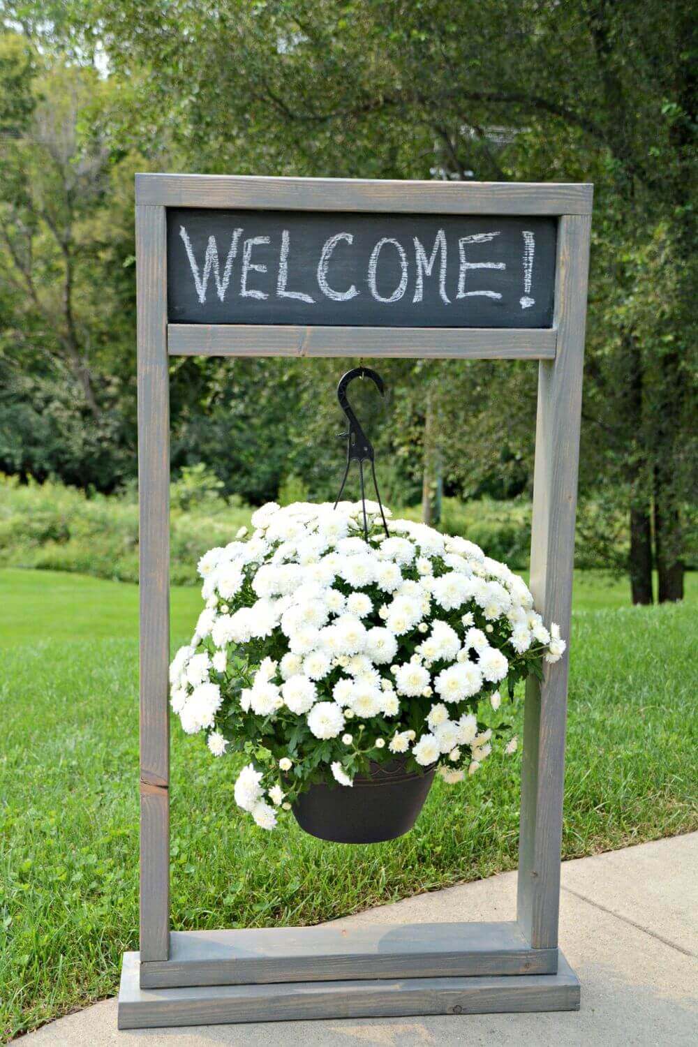 Entryway Chalkboard Sign and Hanging Planter | DIY Outdoor Hanging Planter Ideas | Plant Pot Design Ideas