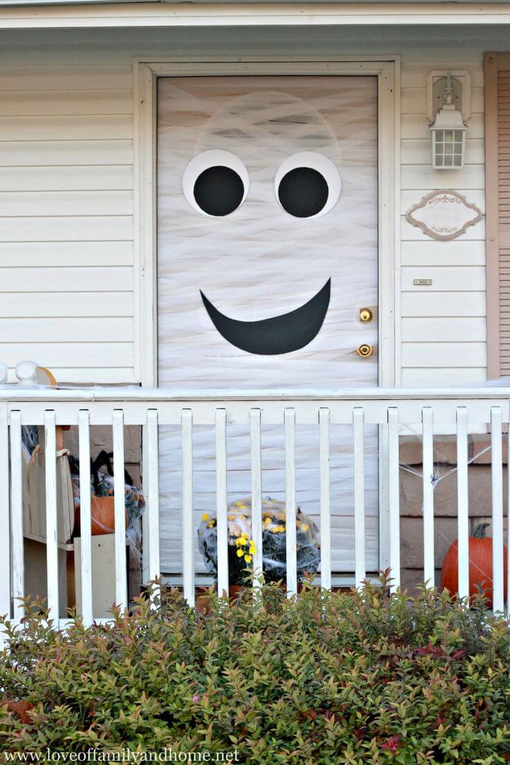 Halloween Front Door Decoration Ideas: Here’s Your Mummy!