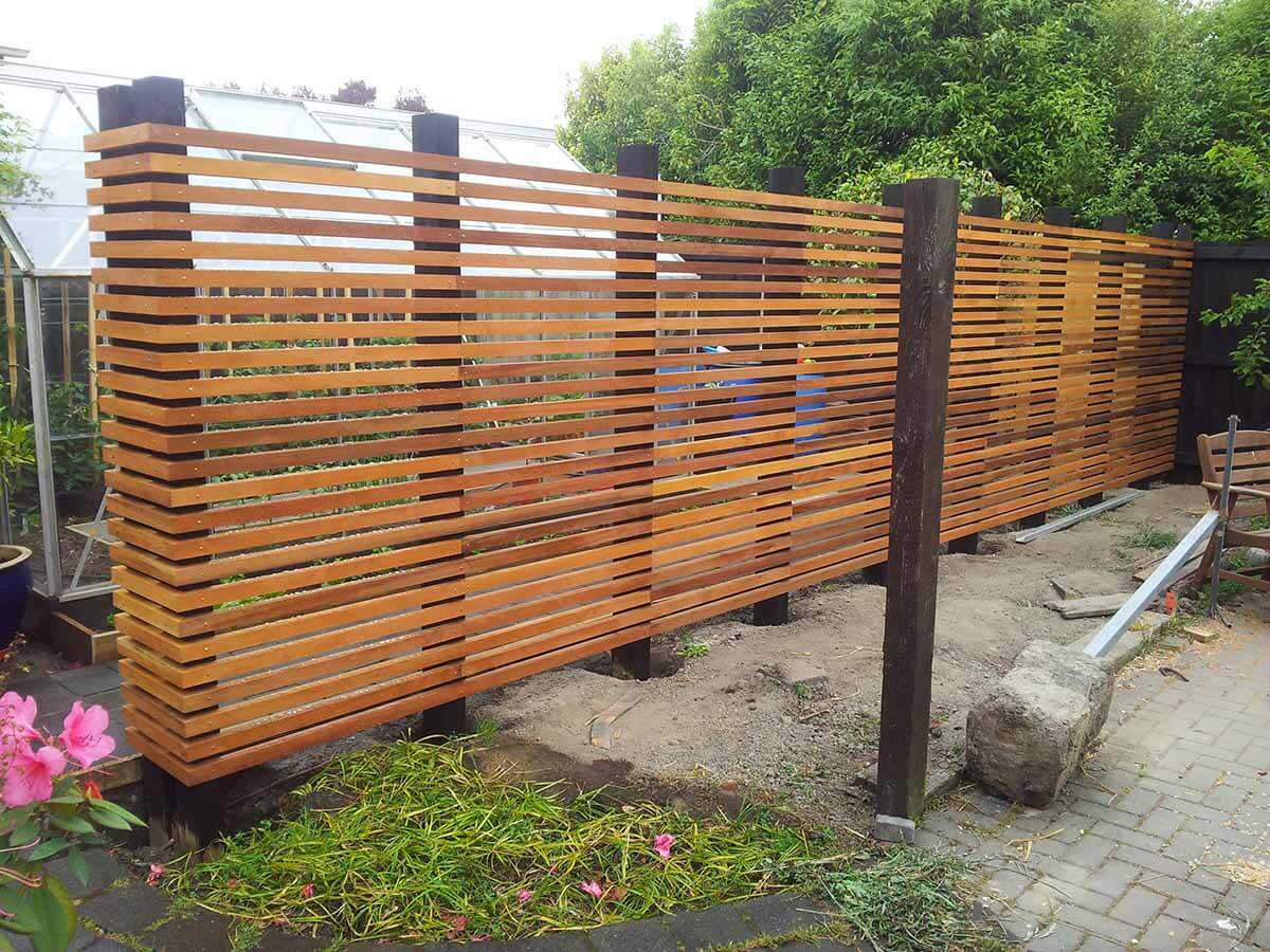 DIY Fence Ideas: Modernistic Wooden Garden Fence