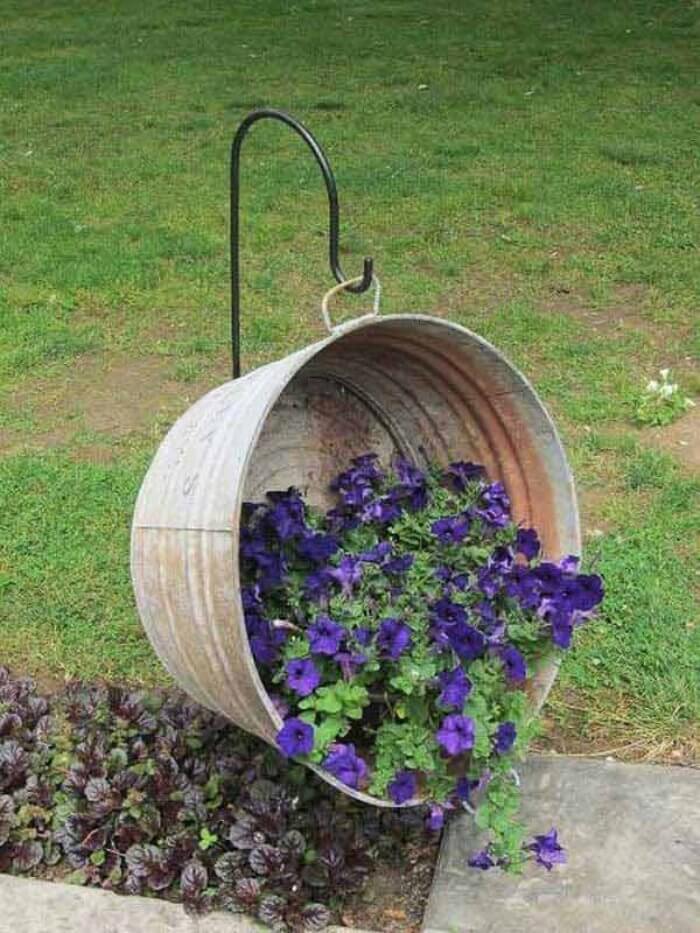 Vintage Garden Decor Ideas: Galvanized Metal Wash Basin Hanging Basket