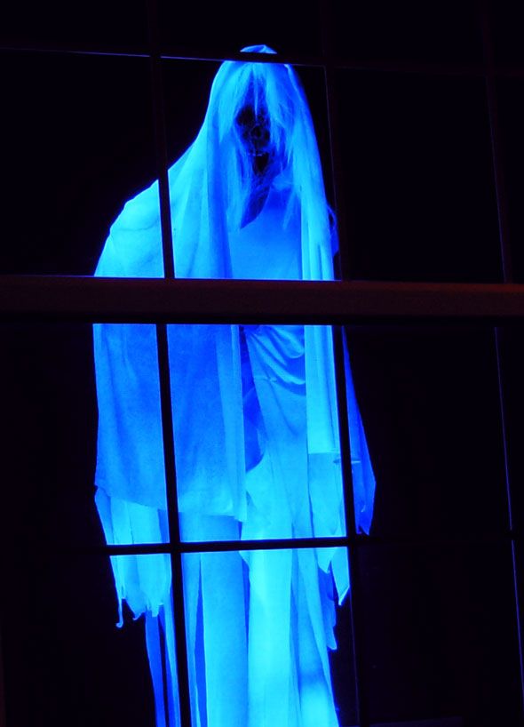 Eerie Glowing Ghost Halloween Décor | DIY Halloween Window Decoration Ideas