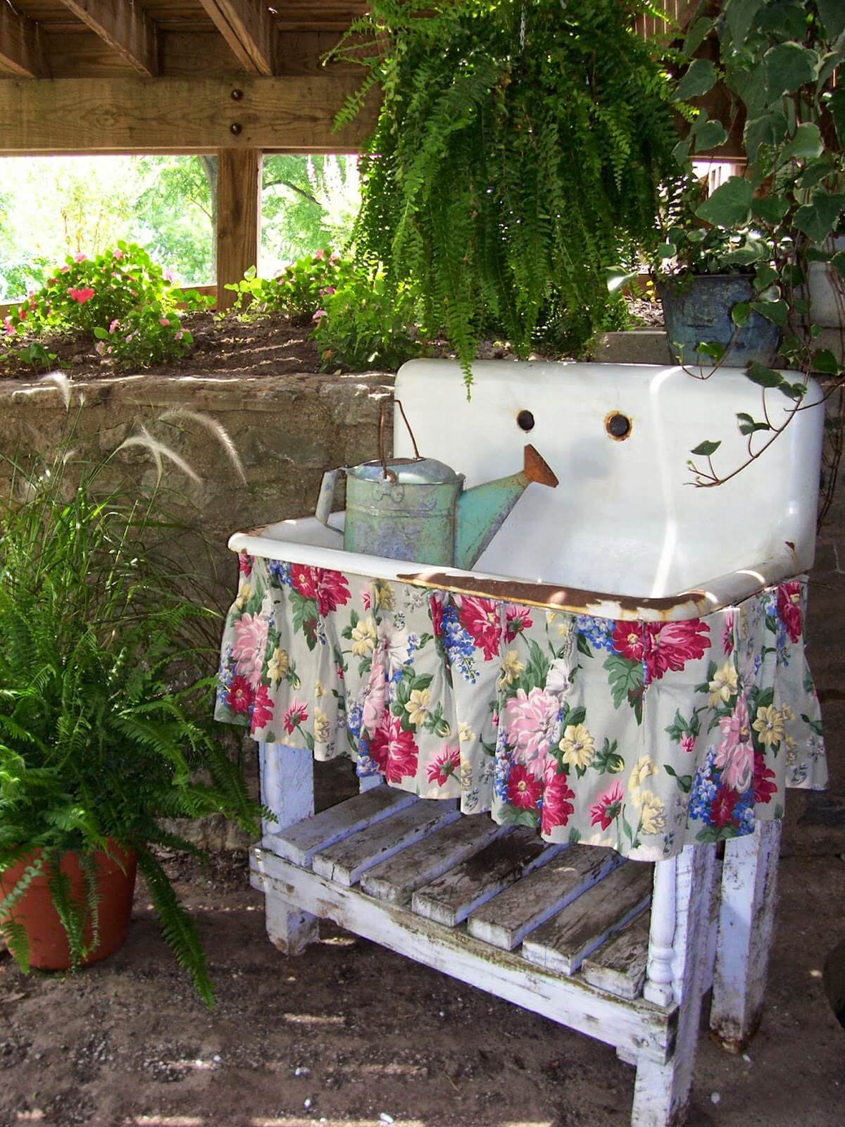 Vintage Garden Decor Ideas: Upcycled Antique Sink Garden Decoration