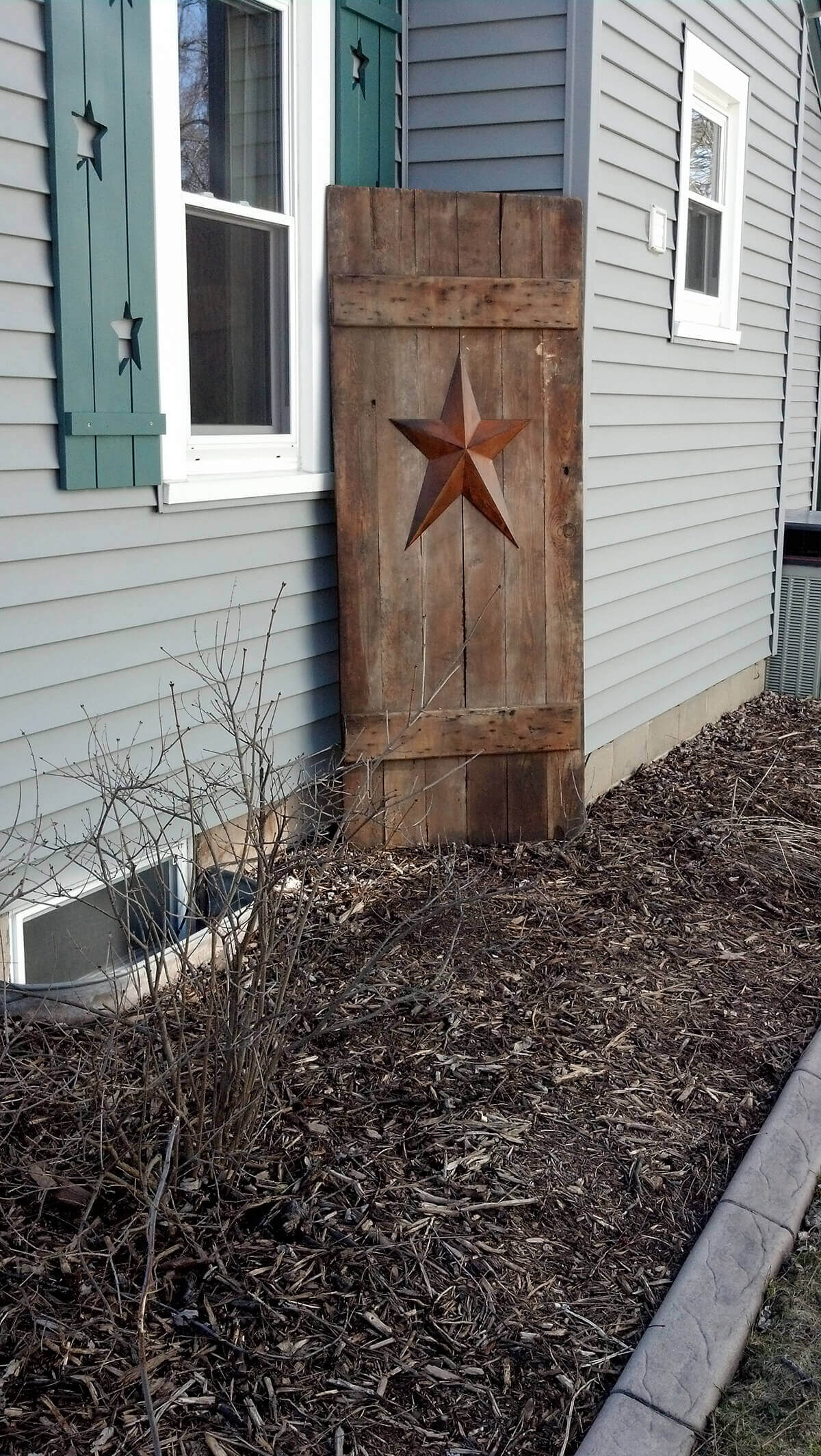 Starred Door as a Garden Backdrop | Creative Repurposed Old Door Ideas & Projects For Your Backyard