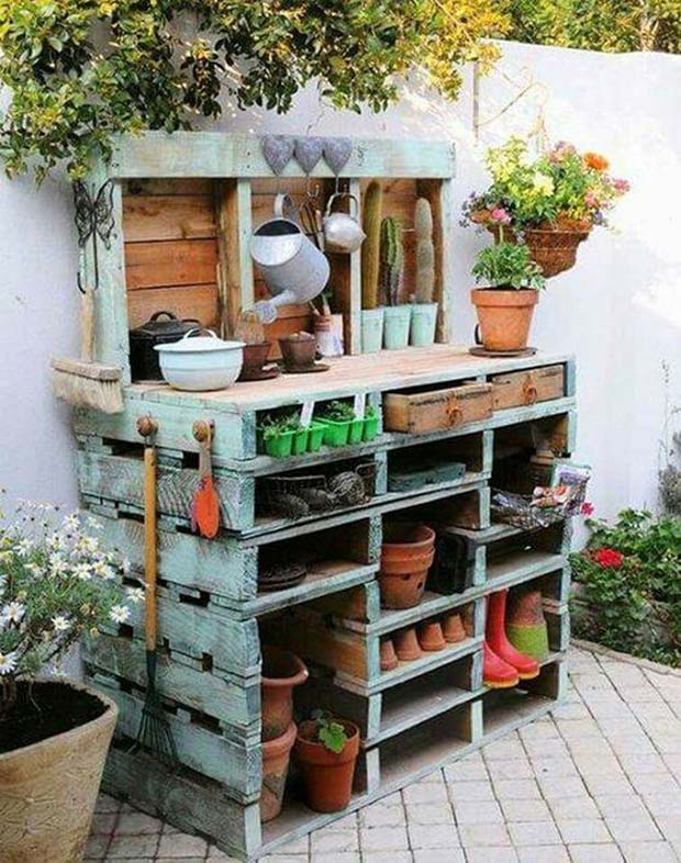 Easily build your garden table with wooden pallets | Clever Gardening Ideas on Low Budget