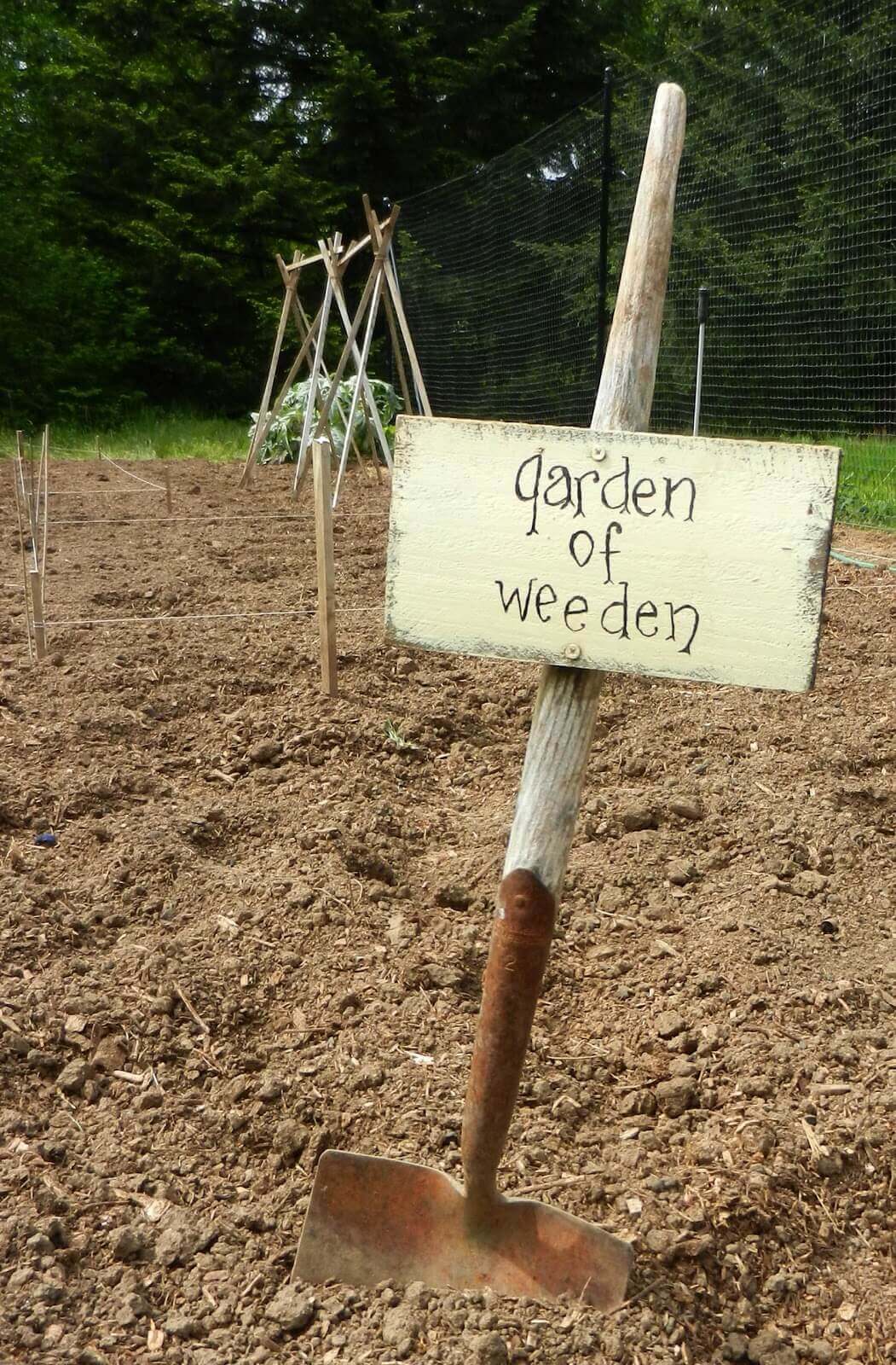 Quirky Sign on a Reused Shovel | Funny DIY Garden Sign Ideas