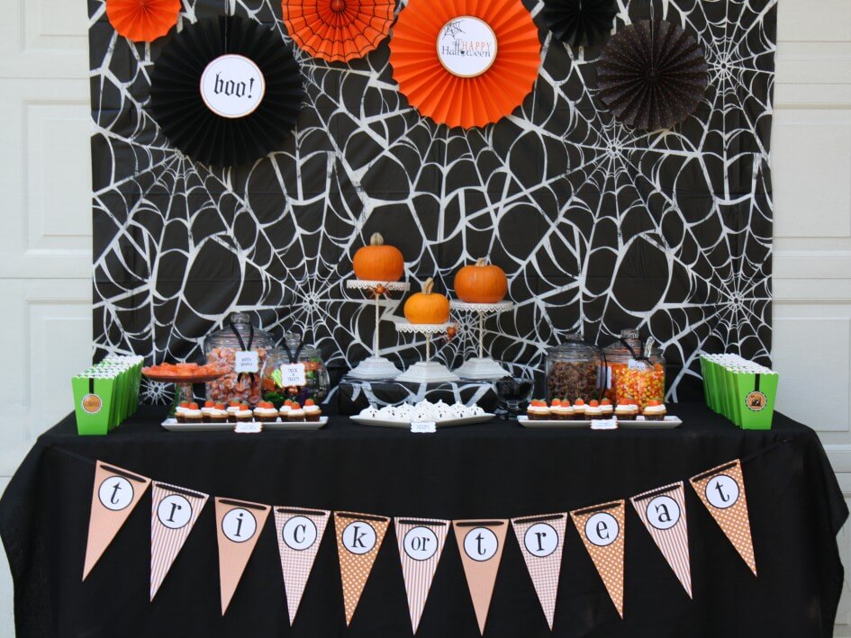 Fun and Frightening in One Clever Table | Awesome DIY Halloween Party Decor | BHG Halloween