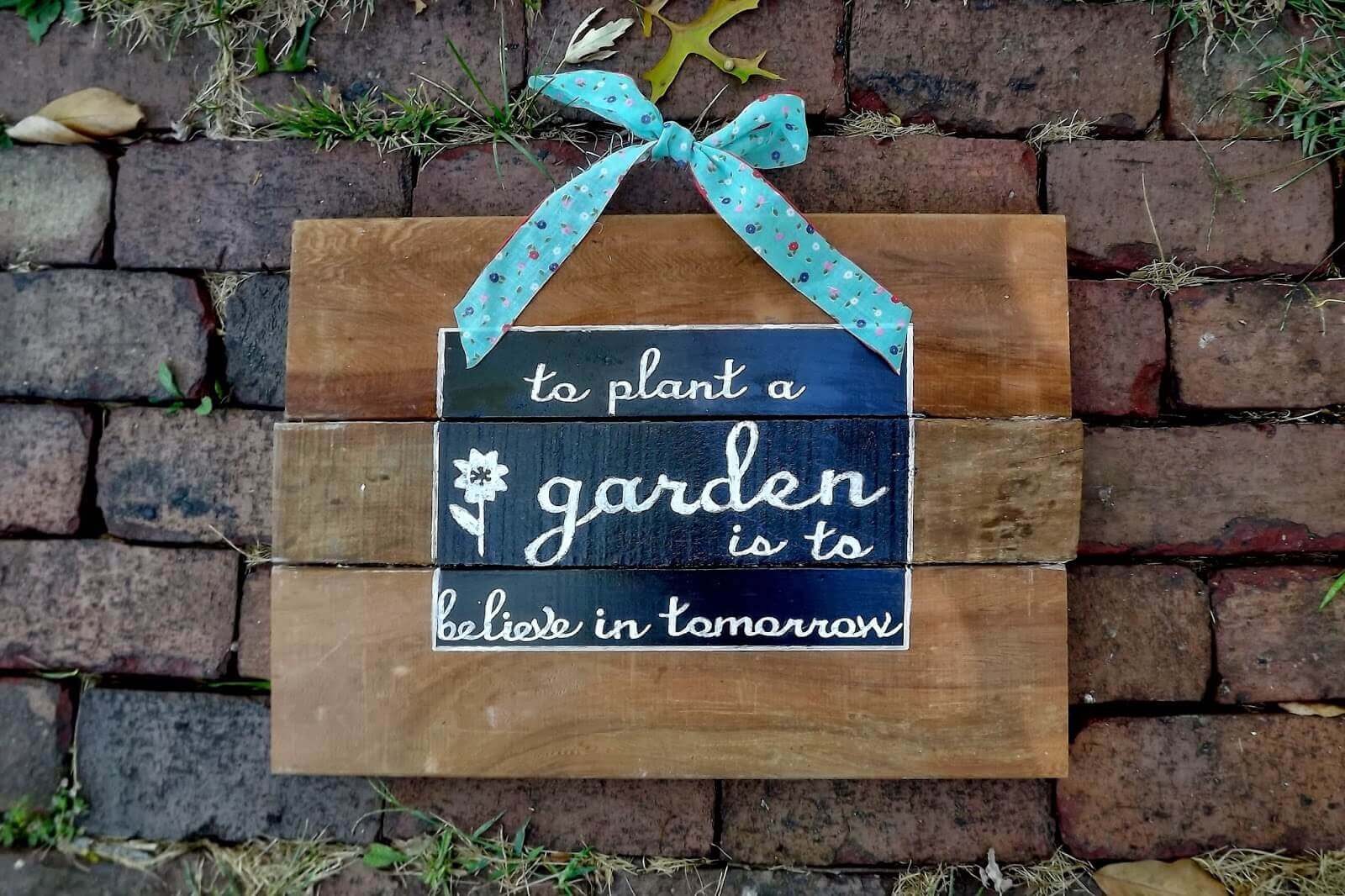 Thoughtful Painted Sign for the Garden Wall | Funny DIY Garden Sign Ideas