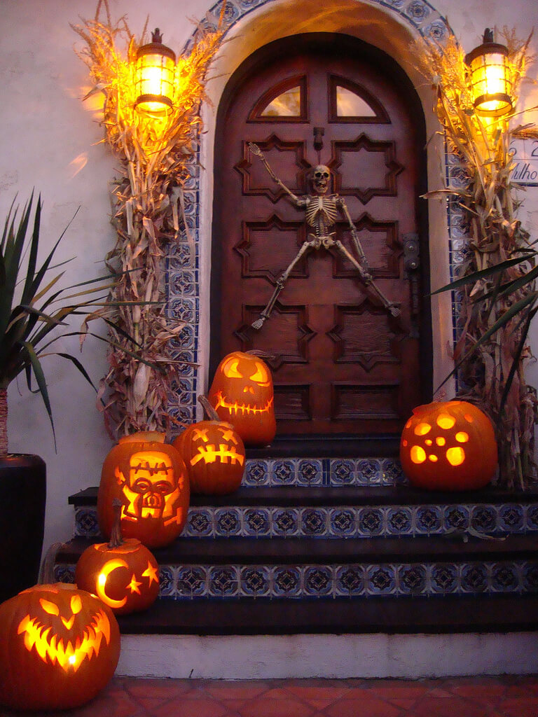 Halloween Door Decoration Ideas: Waving Skeleton
