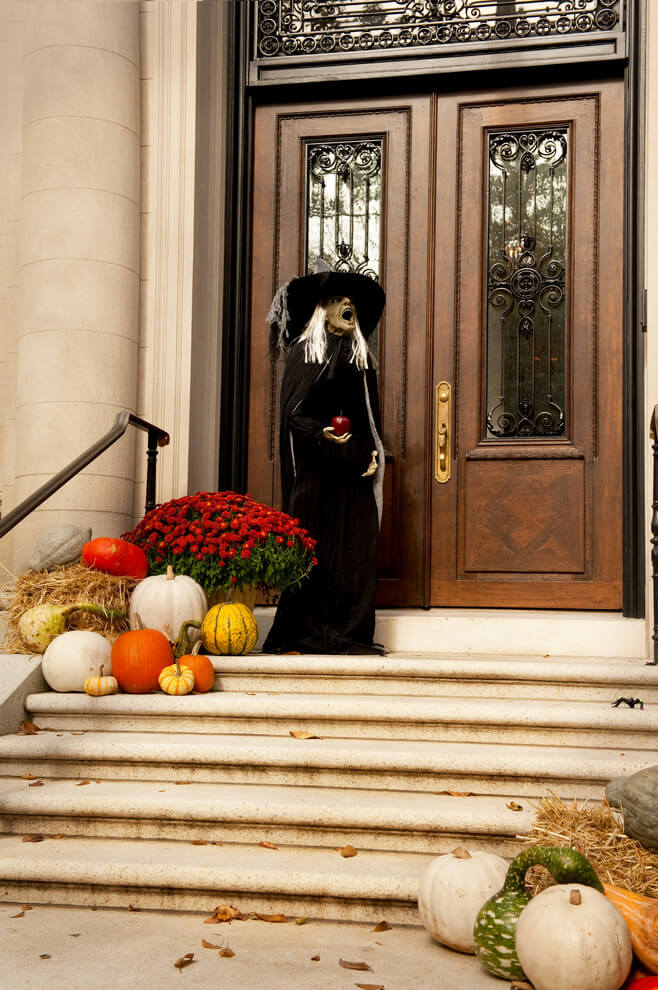 Have an Apple – It’s Not Poisonous | Scary DIY Halloween Porch Decoration Ideas | vintage halloween porch