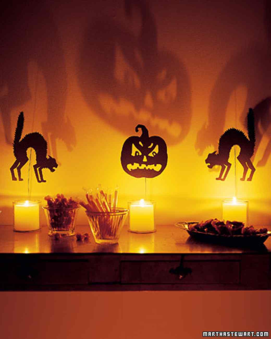 Silhouettes Throw Off Spooky Fun | DIY Indoor Halloween Decorating Ideas