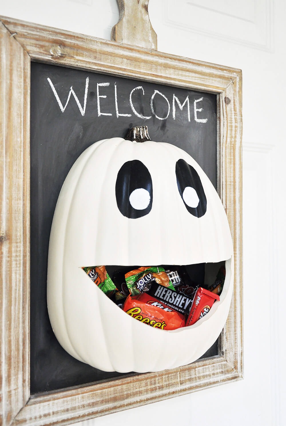Halloween Door Decoration Ideas: The Great Candy Pumpkin