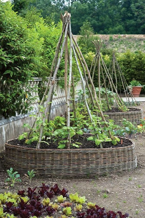 Vegetable Garden Design | Cool Round Garden Bed Ideas For Landscape Design - FarmFoodFamily.com #raisedgarden #raisedgardenbed #gardenbed
