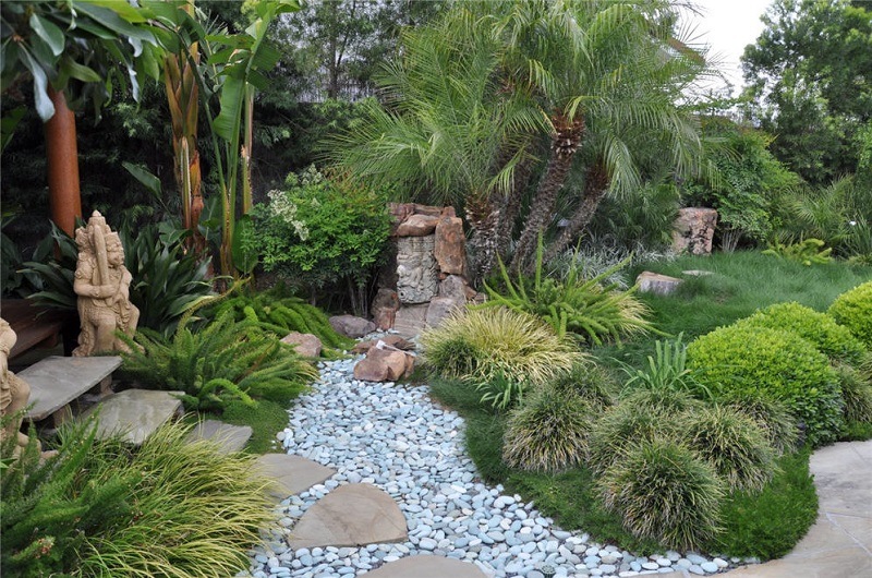 Contempory Stone And Statue In A Zen Garden | Zen Garden Designs & Ideas