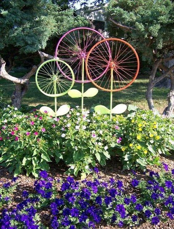 Bicycle Wheel Garden Art Decorating | Bicycle Garden Planter Ideas For Backyards | FarmFoodFamily