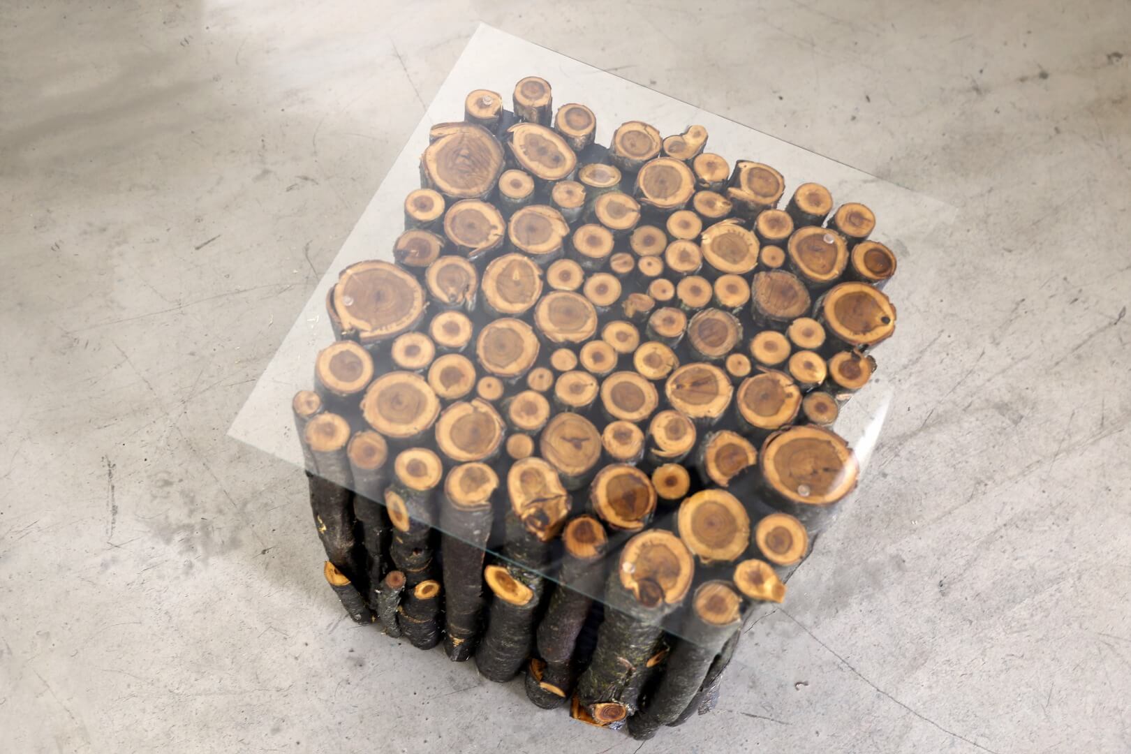 Wood Log Table | DIY Wood Tree Log Decor Ideas - FarmFoodFamily.com