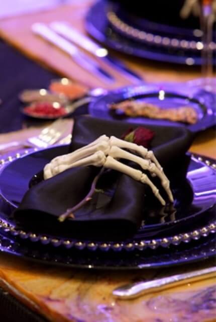 Elegant Halloween Table Settings | Halloween Wedding Theme Ideas - Farmfoodfamily.com