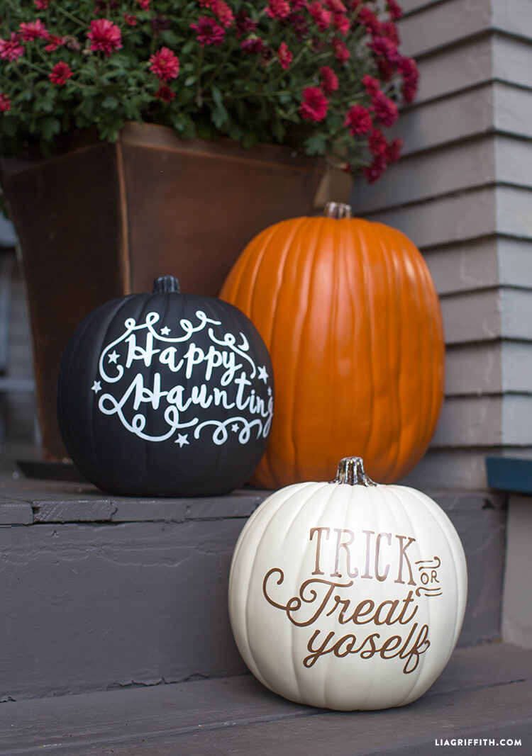 Vinyl Lettered DIY Pumpkins | No-Carve Pumpkin Decorating Ideas For This Halloween