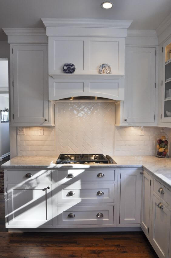 Gas cooktop with under cabinet lighting, built-in hood