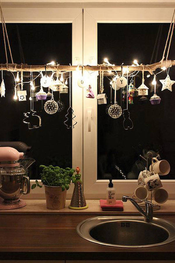Window light | Christmas Door and Window Lighting Decorating Ideas