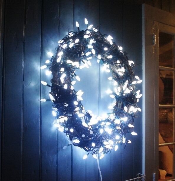 Wreath with lights | Christmas Door and Window Lighting Decorating Ideas