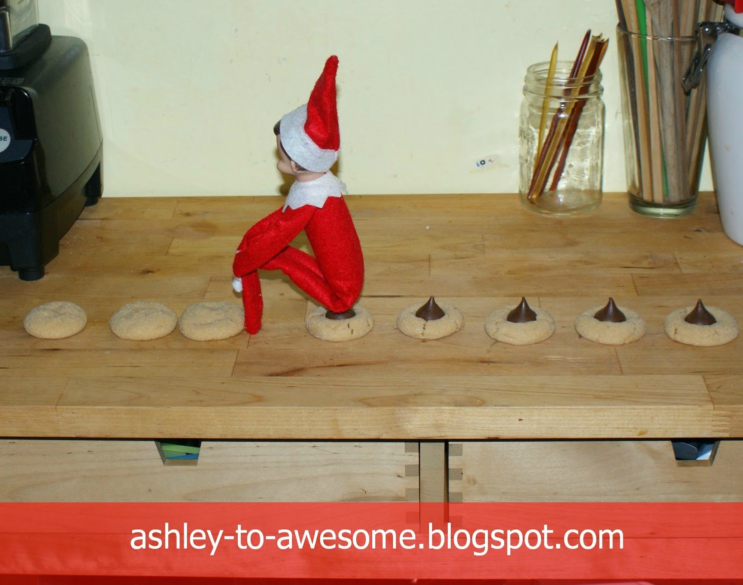 Pooping Kiss Cookie Elf | Fun & Simple Elf on Shelf Ideas For This Christmas