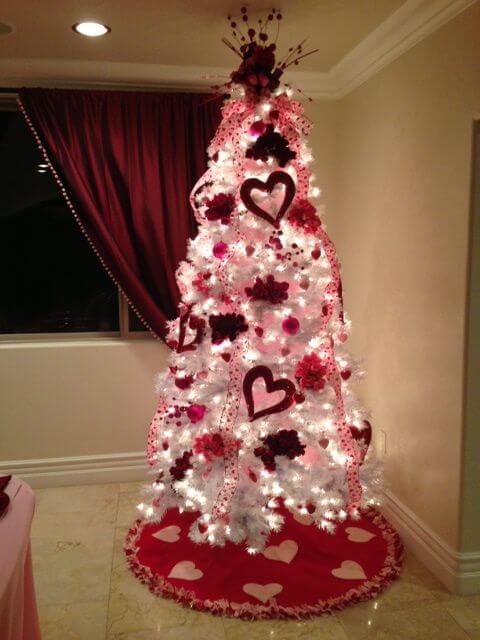 Valentines Day tree | Valentine's Day Decorating Ideas For Your Lovers | FarmFoodFamily.com