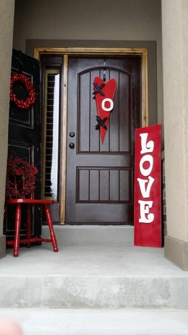 Valentines Day door display | Valentine's Day Decorating Ideas For Your Lovers | FarmFoodFamily.com