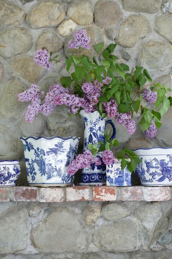 Home Decorating Ideas With Flowers: Purple garden lilacs in blue chinoiserie vases