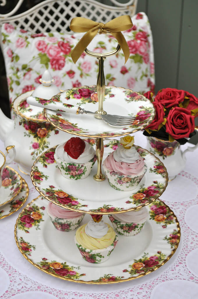 Home Decorating Ideas With Flowers: A vintage Royal Albert Old Country Roses 3 Tier Cake Stand