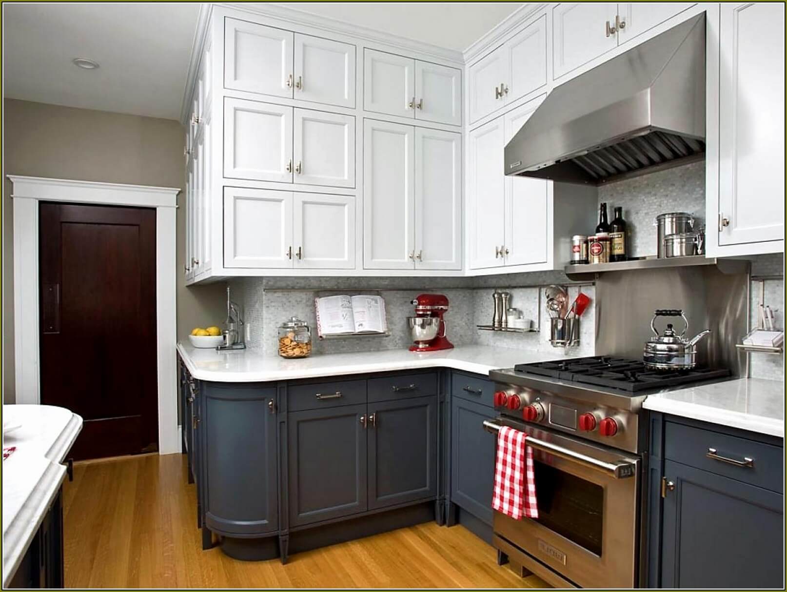 Black and White Kitchen Cabinet | Best White Kitchen Cabinet Decor Ideas