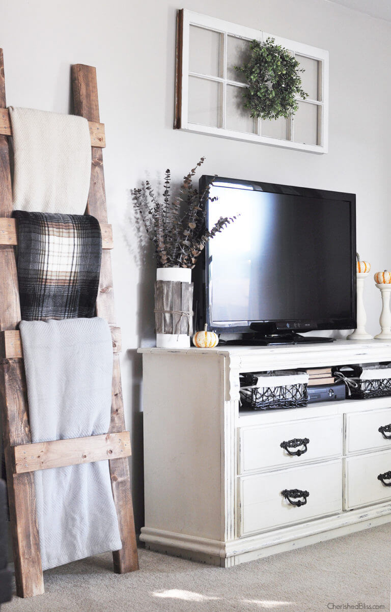 Blanket Ladder and TV stand | Best Farmhouse Living Room Decor & Design Ideas