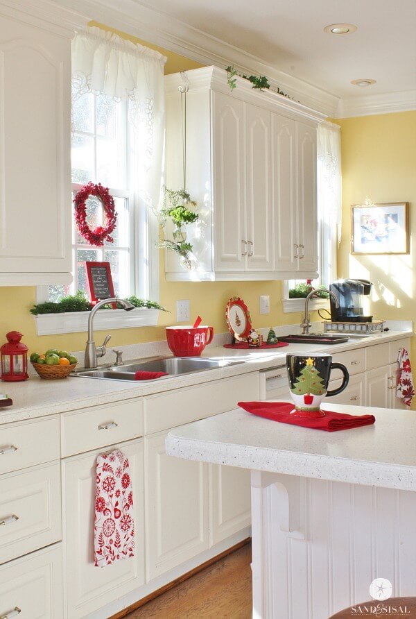 White and Red | Best White Kitchen Cabinet Decor Ideas
