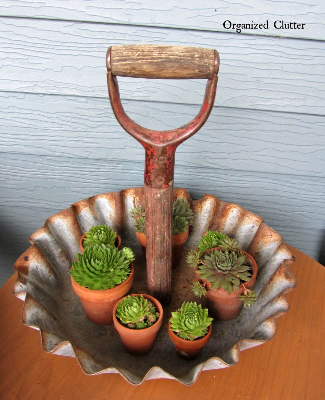 Shovel handle display tray | Best DIY Repurposed Garden Tools Ideas | Garden Craft Ideas