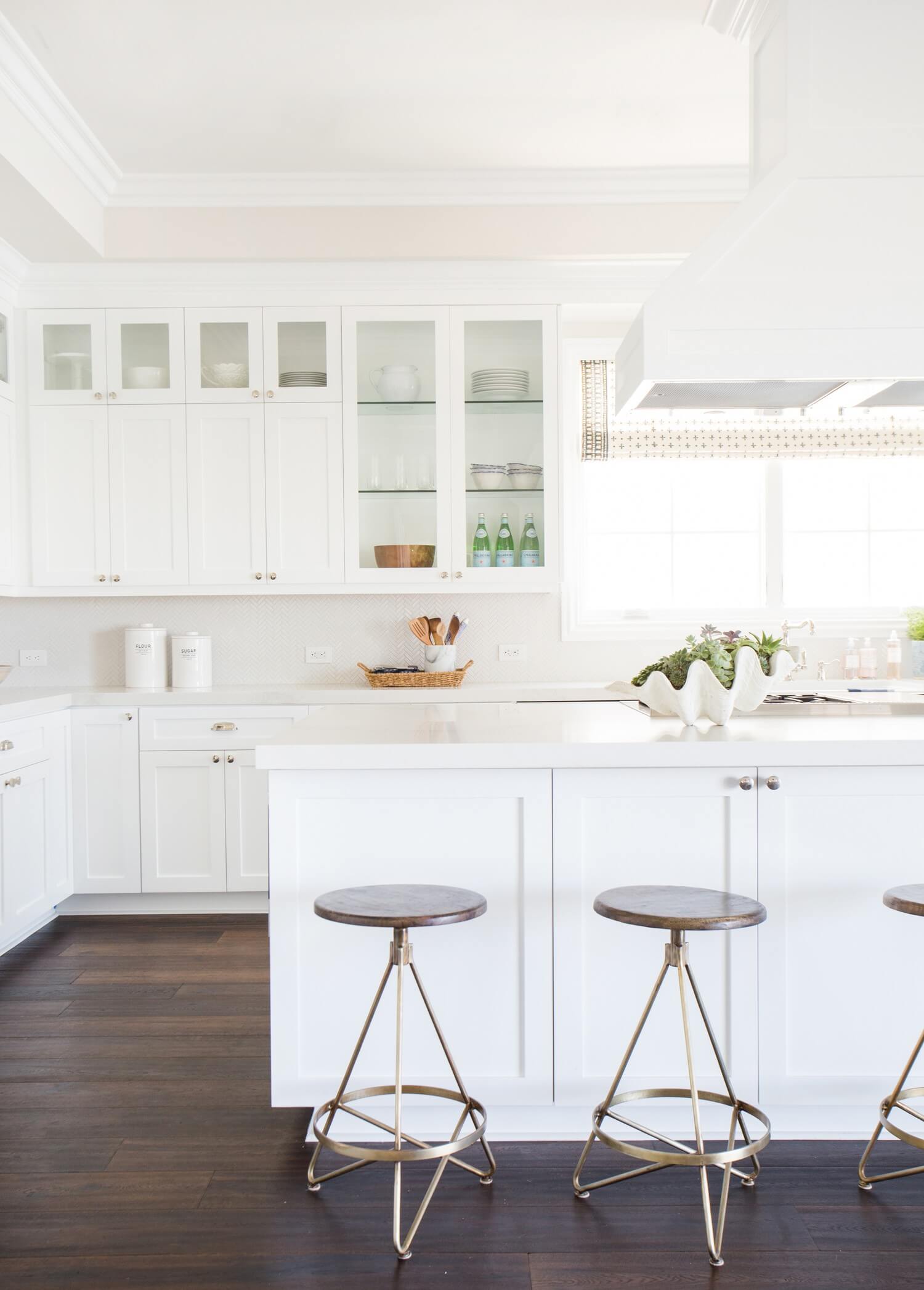 White kitchen with herringbone backsplash | Best White Kitchen Cabinet Decor Ideas