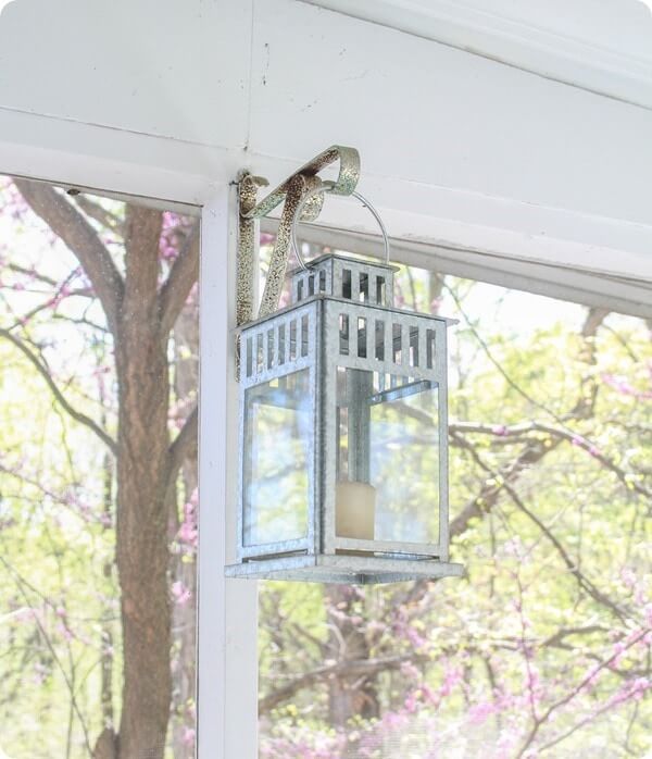 Gorgeous porch light solution | Trending & Vintage Porch Lighting Ideas & Designs | FarmFoodFamily.com