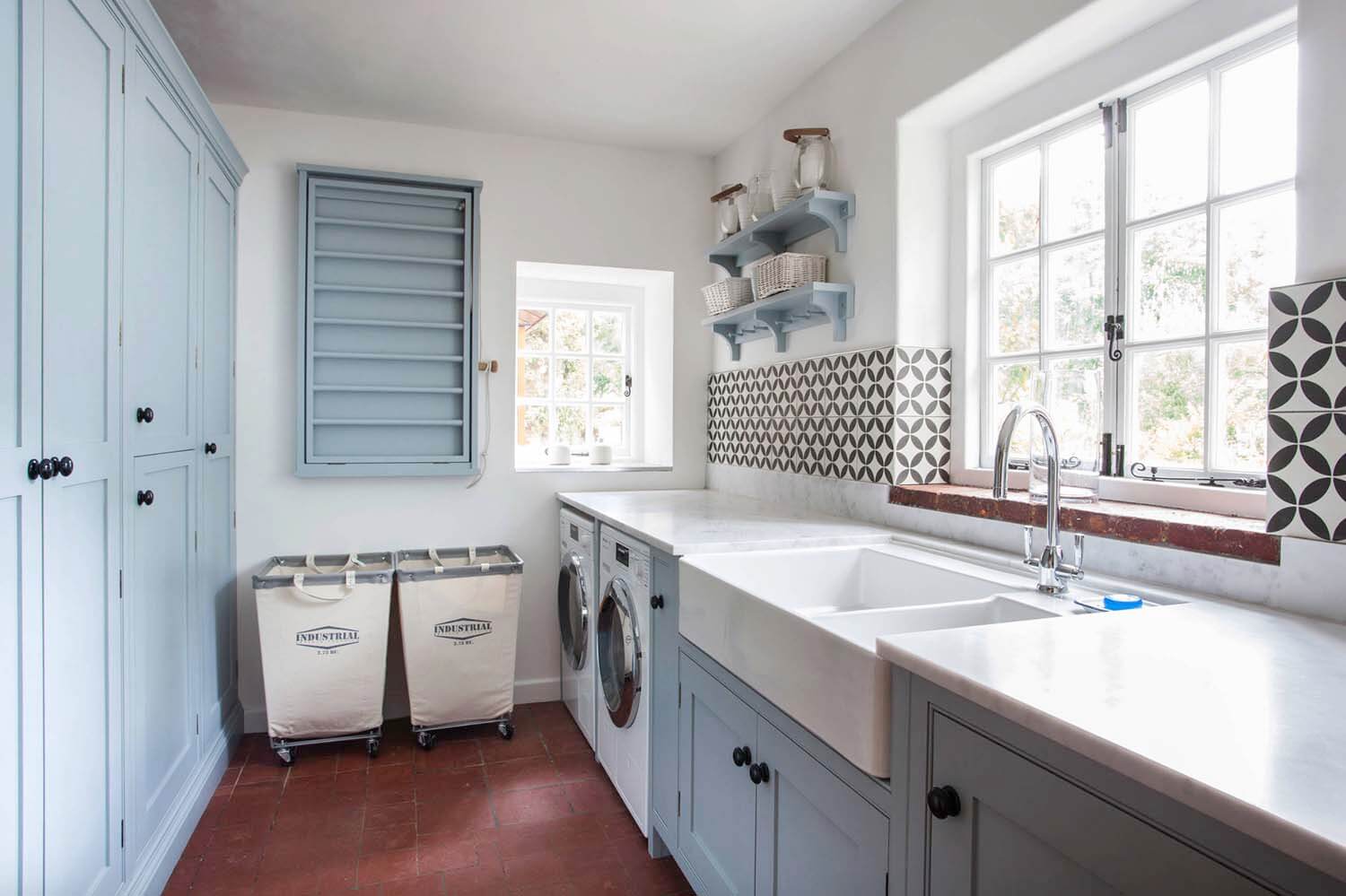 DIY Farmhouse Laundry Room Ideas: White farmhouse kitchen sink