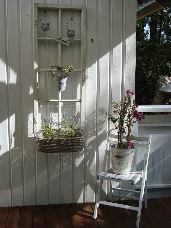 Chicken wire frames | Creative DIY Outdoor Window Decor Ideas