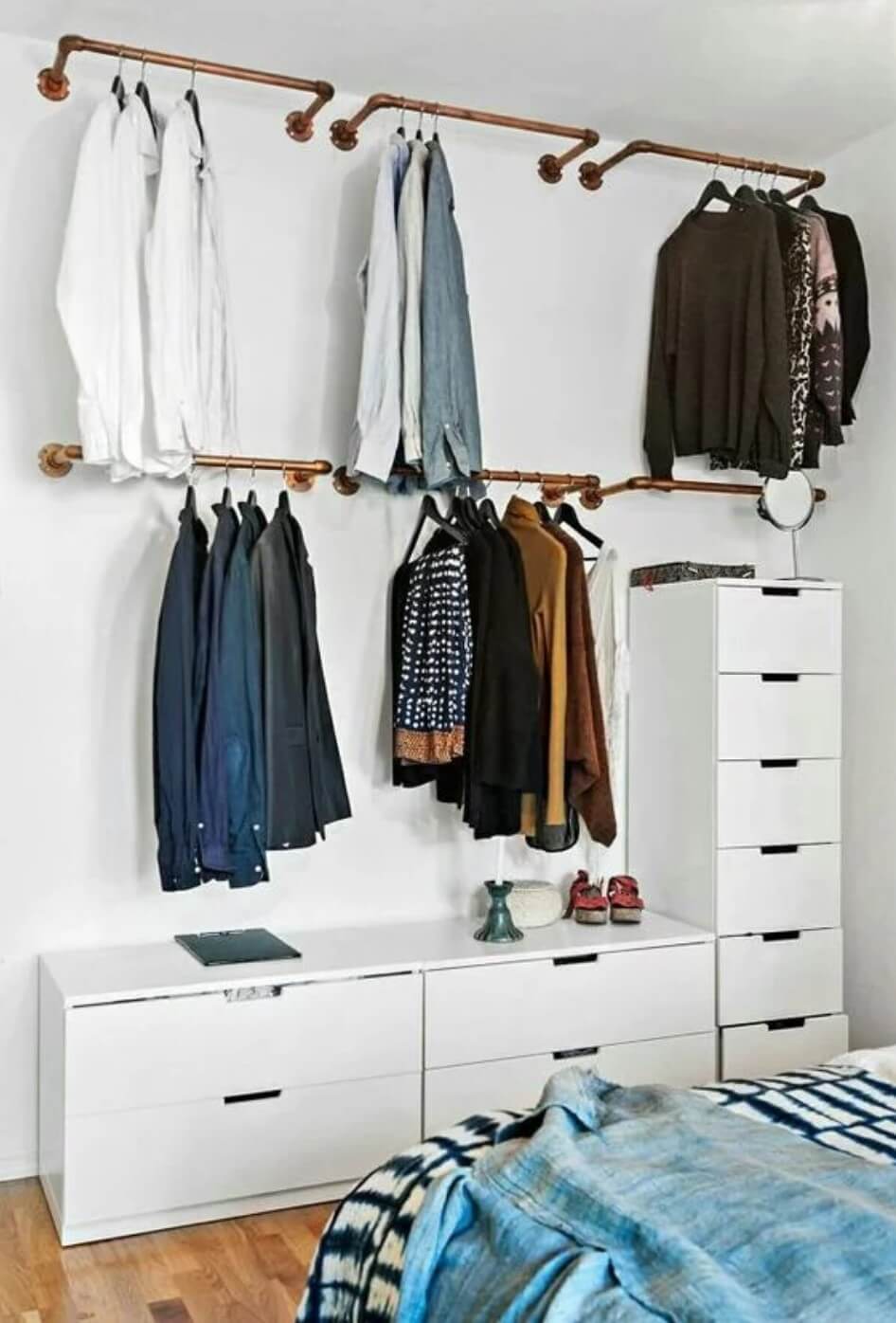 Wardrobe made with small wooden pipes and fixed drawers