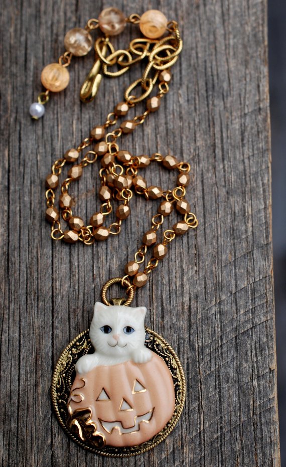 Cat necklace with pumpkin for halloween