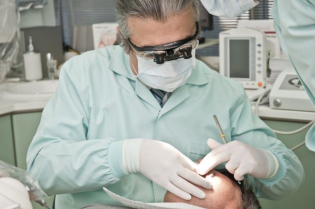 dentist 2530990 640