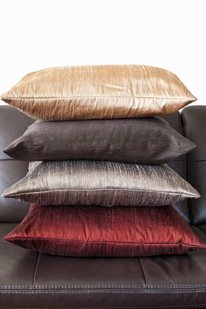 11 Contrasting Colors of pillows for brown couches