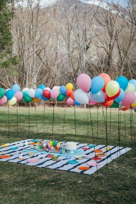 Balloon and mat picnic-style backyard dining