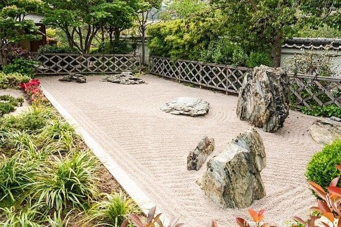 17 landscaping ideas with mulch and rocks